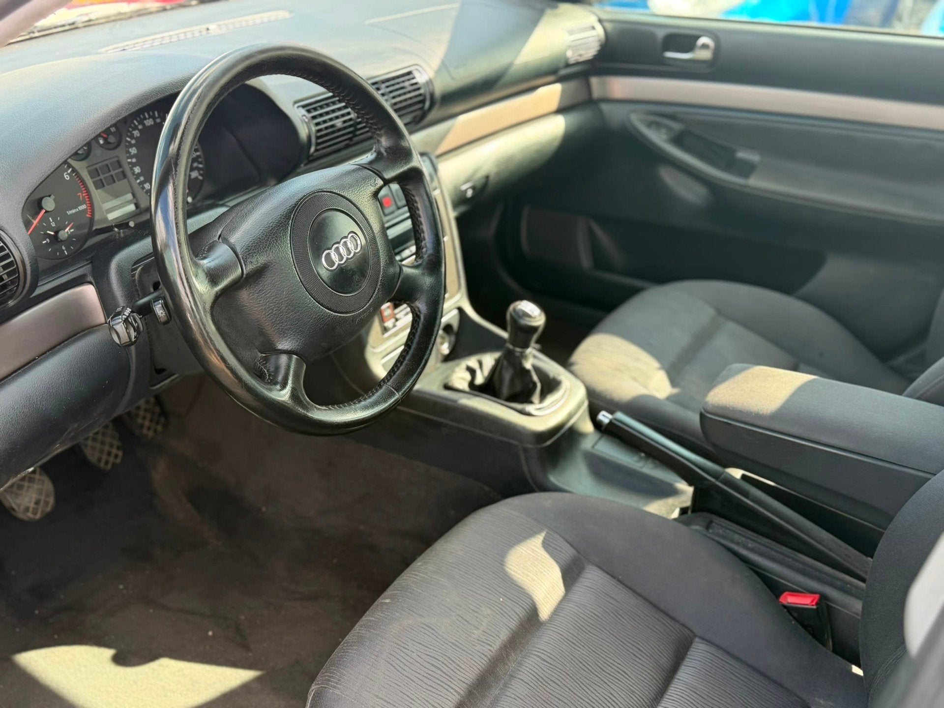 Audi A4 Limousine 1.6 Advance Airco Climate 180.000 KM APK 2, Auto's, 101 pk, 4 cilinders, Blauw, Handgeschakeld