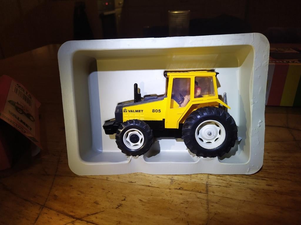 Britain's 1:32 valmet 805 Kuiken set van 5 trekkers, Ophalen of Verzenden, Tractor of Landbouw, Overige merken