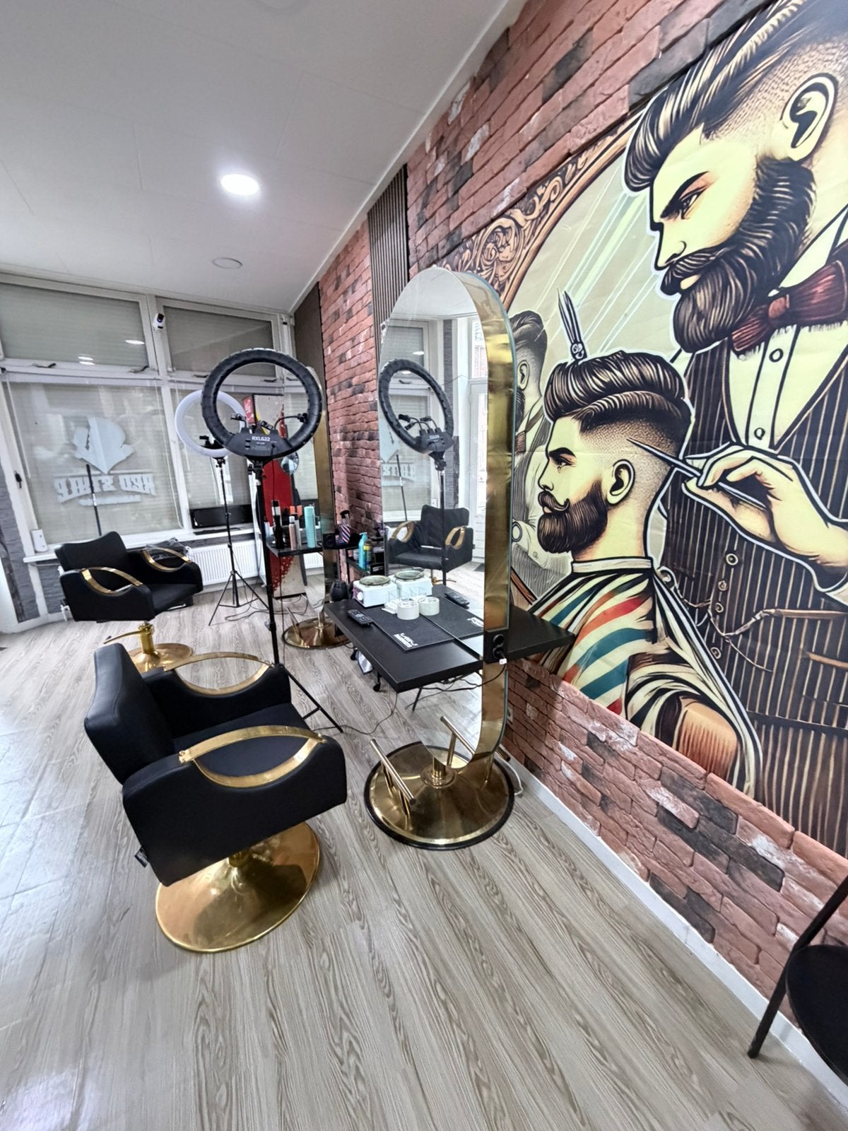 Te koop kapsalon spiegel met stoelen