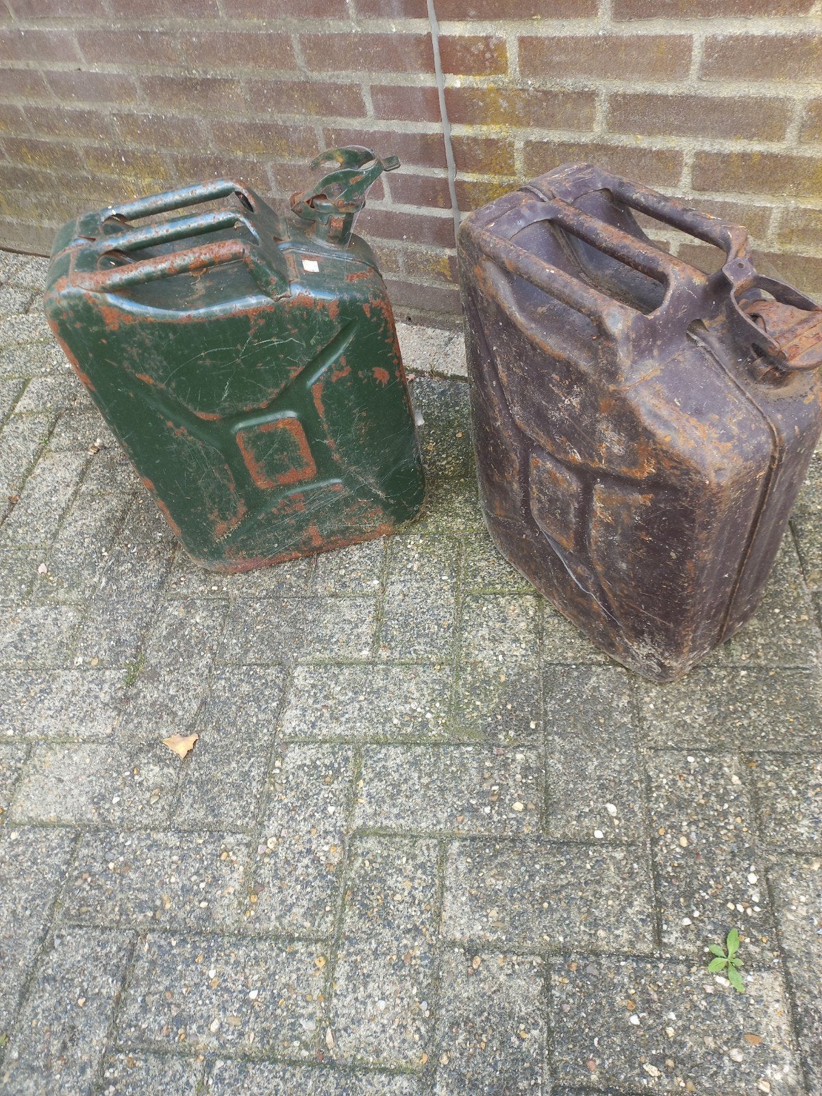 2 Oude Leger Jerrycans - 20 Liter - Afhalen Venray, Ophalen of Verzenden, Gebruikt