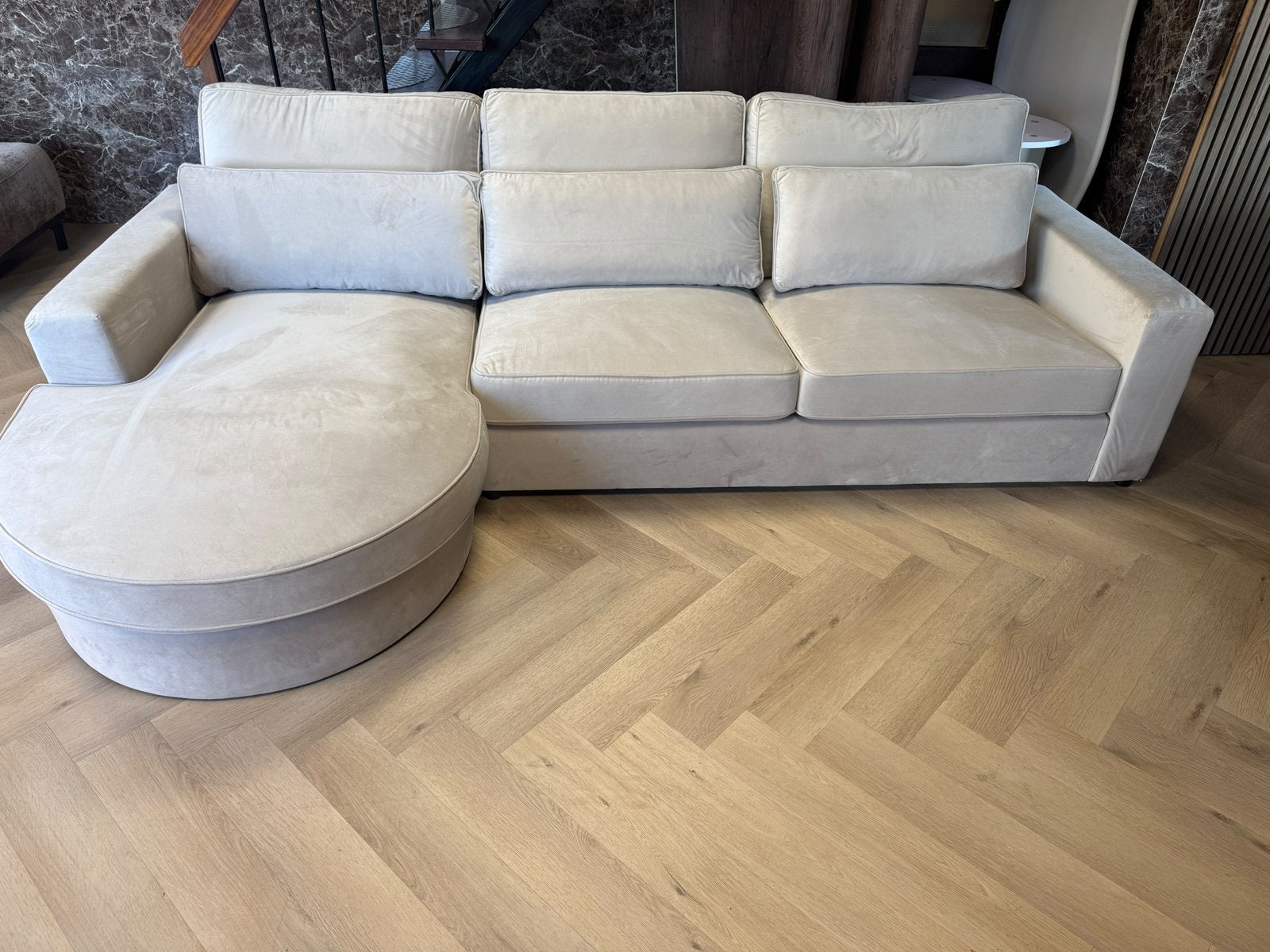 Loungebank 300x180 crème velvet - Showmodel, Huis en Inrichting, Ophalen, Hoekbank, 300 cm of meer, Zo goed als nieuw