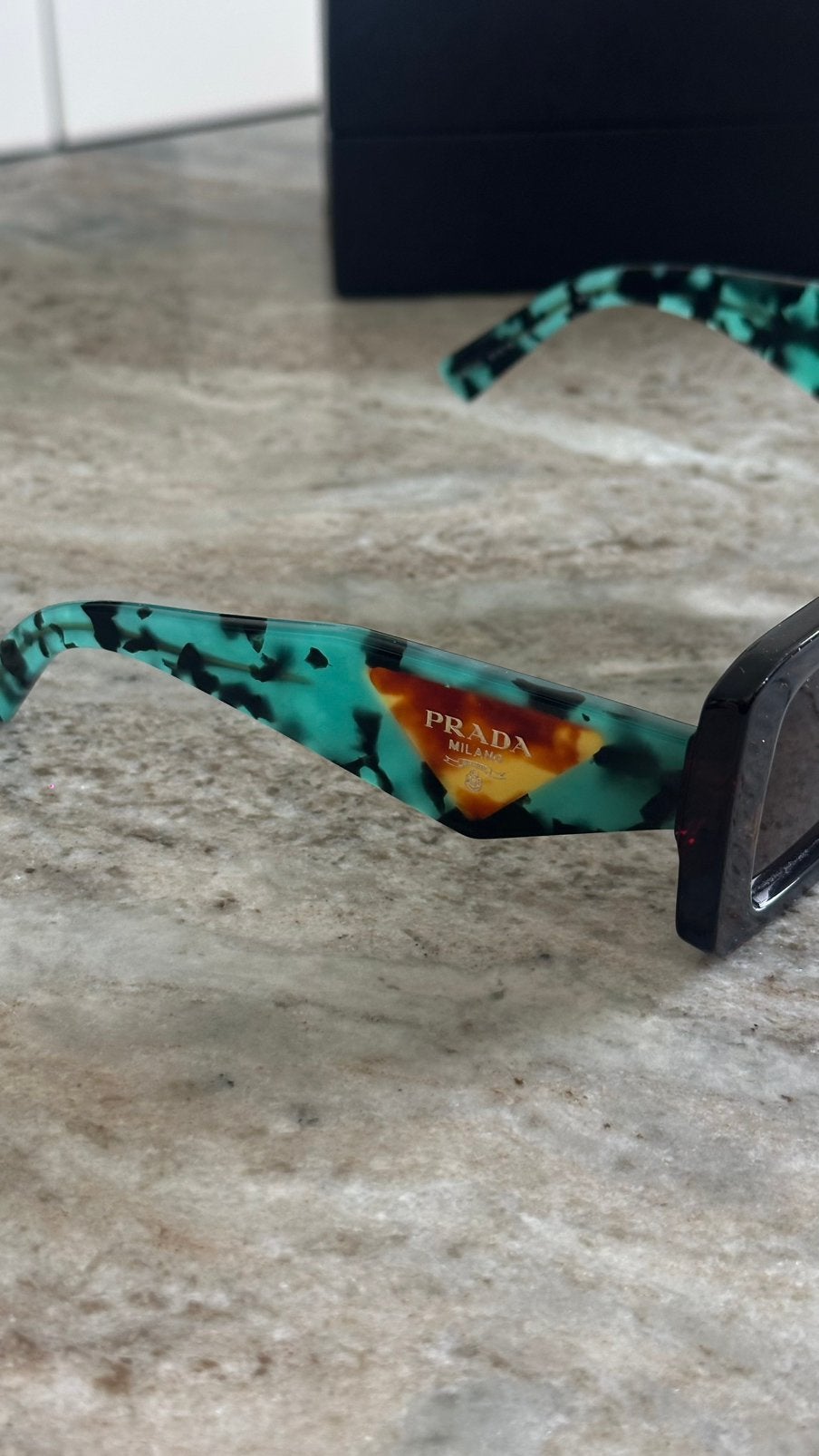 Prada PR23YS Statement Zonnebril | tortoise / turquoise, Ophalen of Verzenden, Zo goed als nieuw, Zwart, Prada