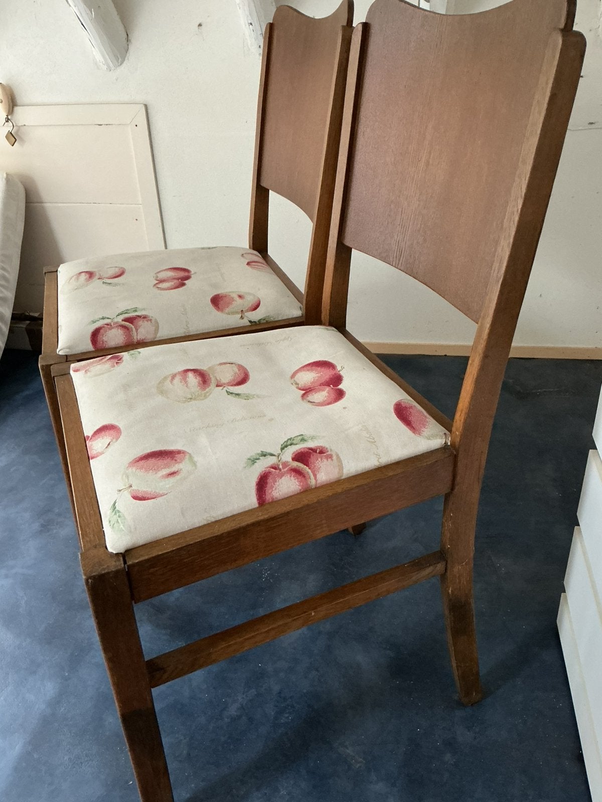 Twee antieke stoelen, Ophalen
