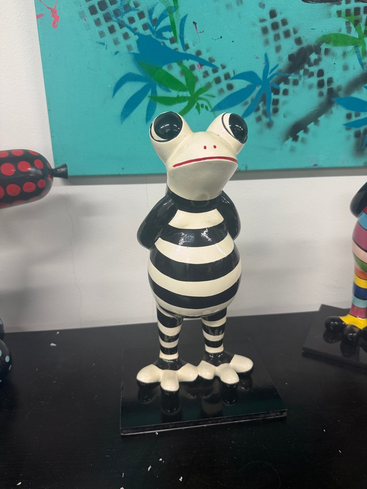 Kunst beeldje van een kikker in zwart-wit gestreept pak, Kunststof, Ophalen of Verzenden, Zoogdier, 20 - 50 cm