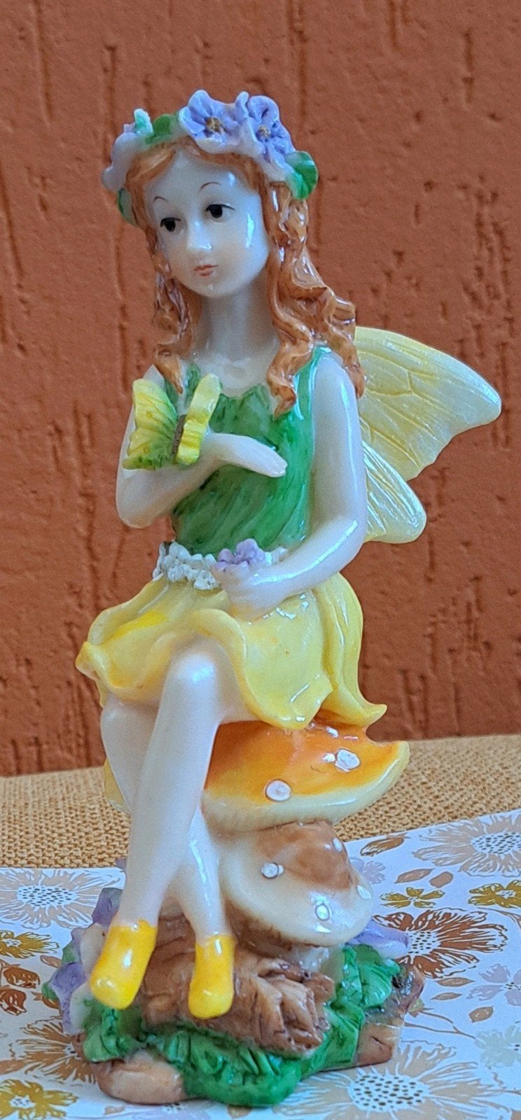 Elfje (fairy) in de natuur met vlinder op paddenstoel, Ophalen of Verzenden, Dier