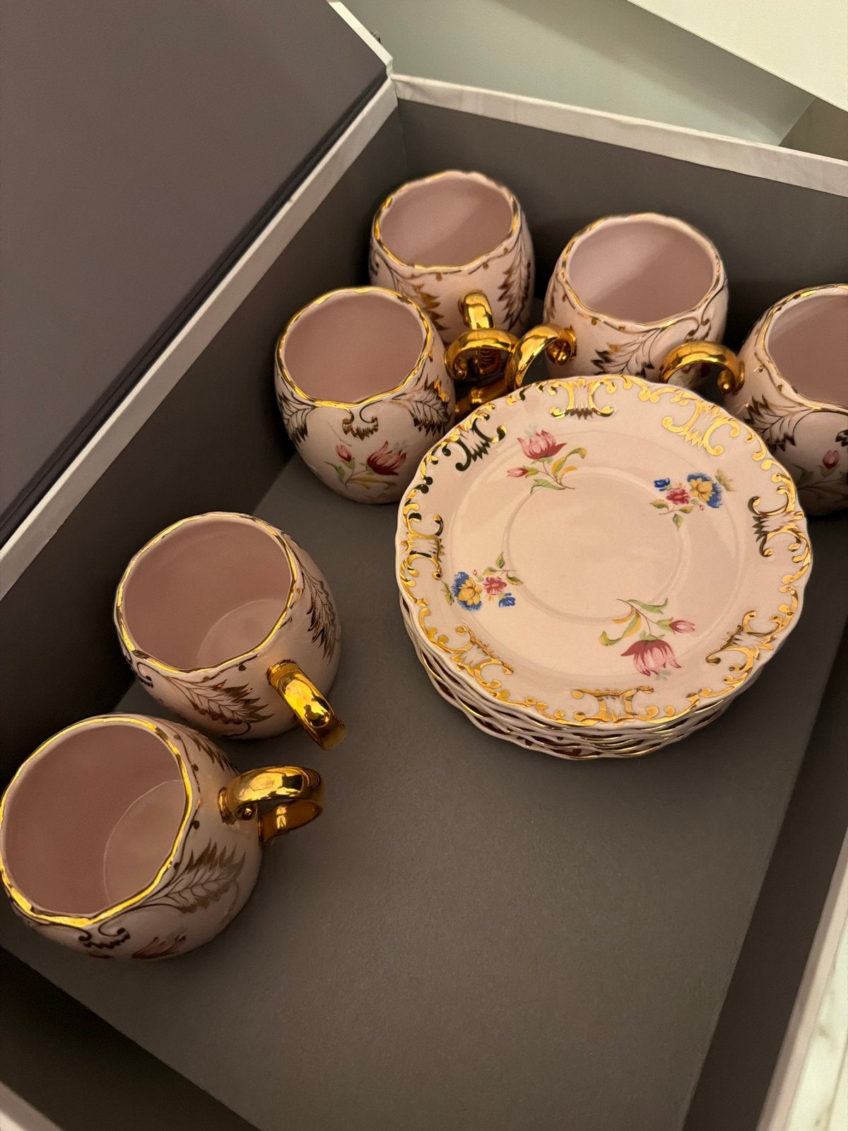 6 Roze Kopjes met Schoteltjes - Bloemmotief en Goudkleurig, Overige merken, Ophalen of Verzenden, Zo goed als nieuw, Kop(pen) en/of Schotel(s)