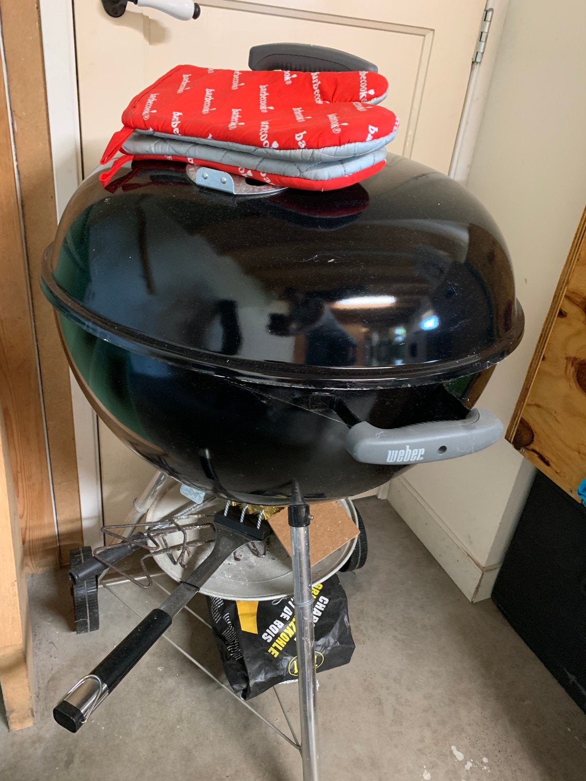 Weber bbq 57 cm doorsnede met veel (nieuwe) accesoires, Tuin en Terras, Houtskoolbarbecues, Ophalen