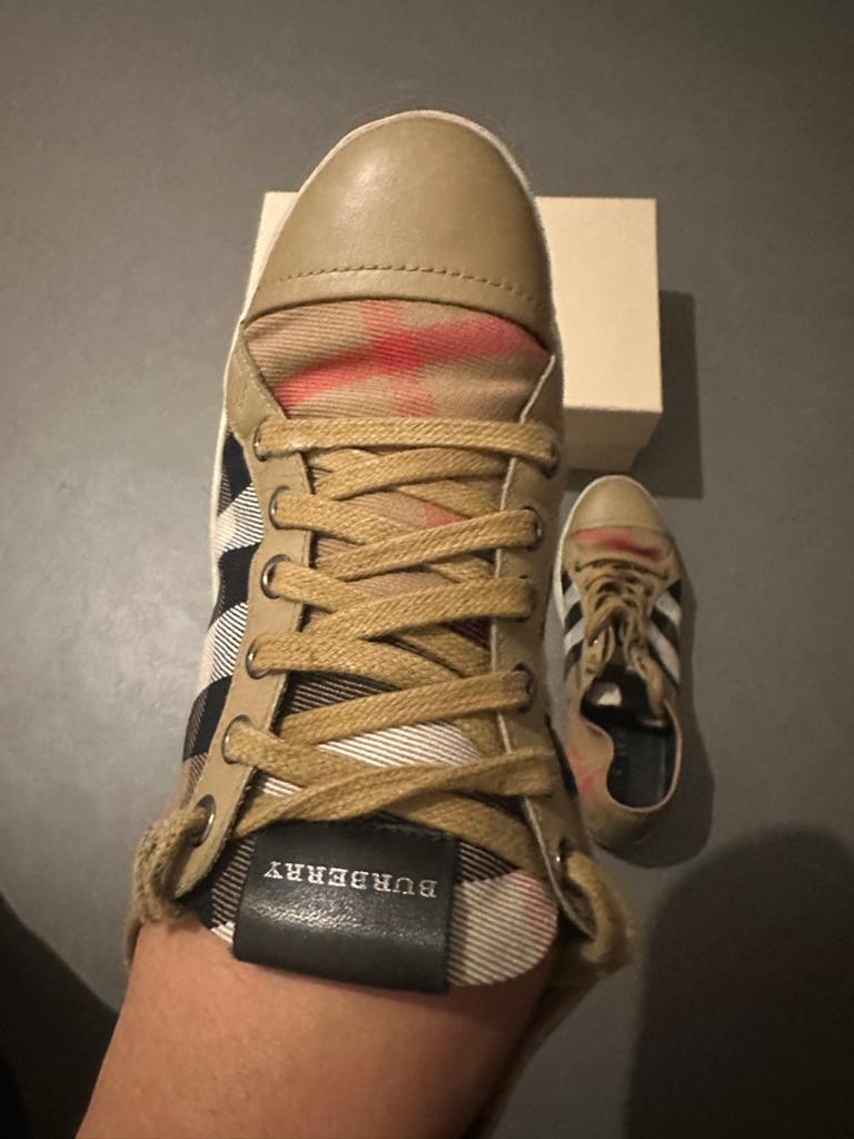 Originele Burberry sneakers maat 38 - Zo goed als nieuw, Ophalen of Verzenden, Zo goed als nieuw, Beige, Sneakers of Gympen