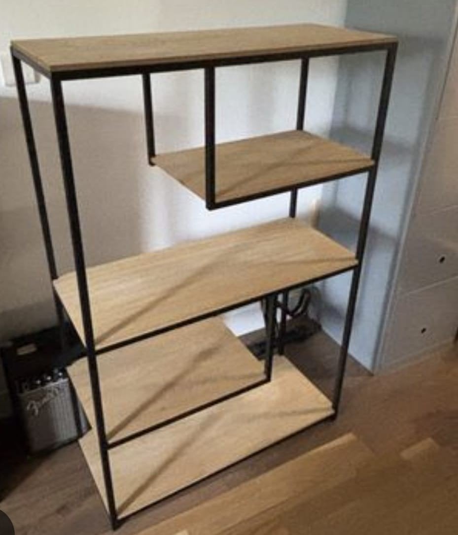 Modern Boekenkast met Zwarte Metalen Frame en Houten Planken, Overige houtsoorten, Met plank(en), Modern, Industrieel, Zo goed als nieuw