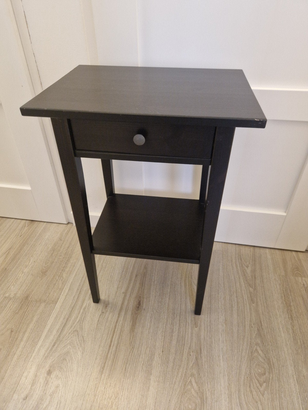 Ikea Hemnes  nachtkastje donkerbruin/zwart met lade en plank, Ophalen, Gebruikt, 55 tot 70 cm, 45 tot 65 cm