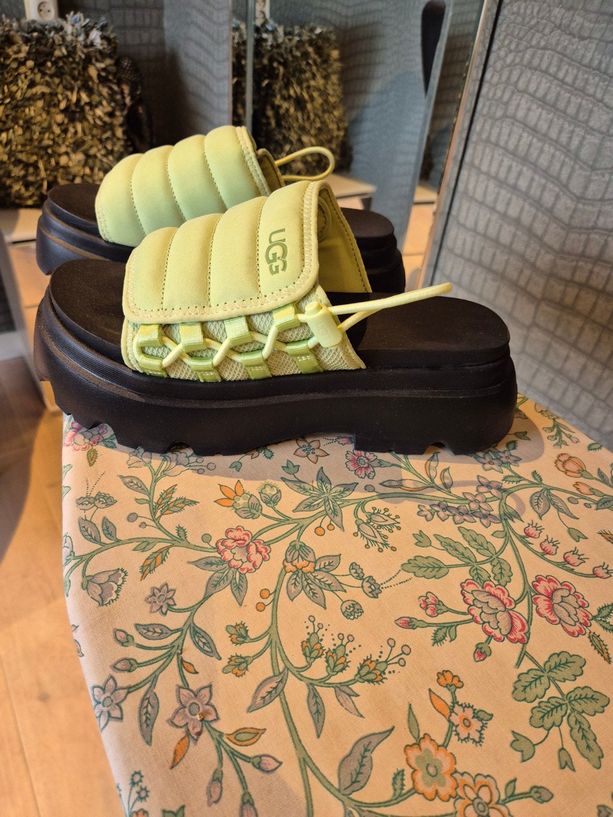 Ugg Sandalen - Geel - Maat 38, Geel, Zo goed als nieuw, Ugg, Ophalen