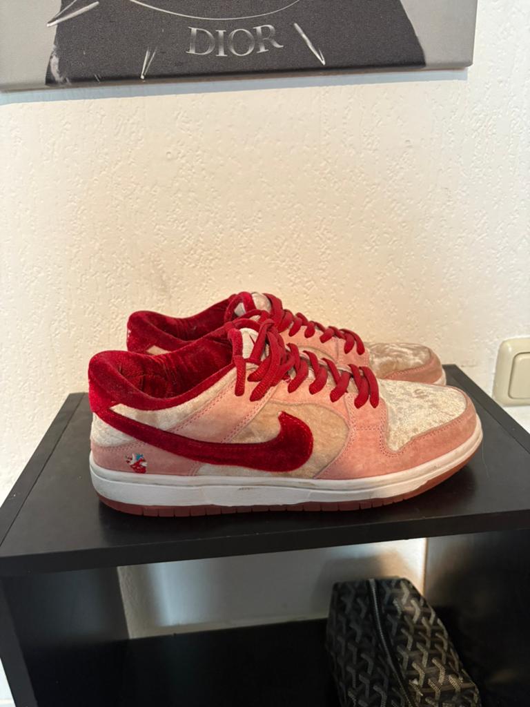 Nike SB dunk valentijn, Ophalen of Verzenden, Zo goed als nieuw, Overige kleuren