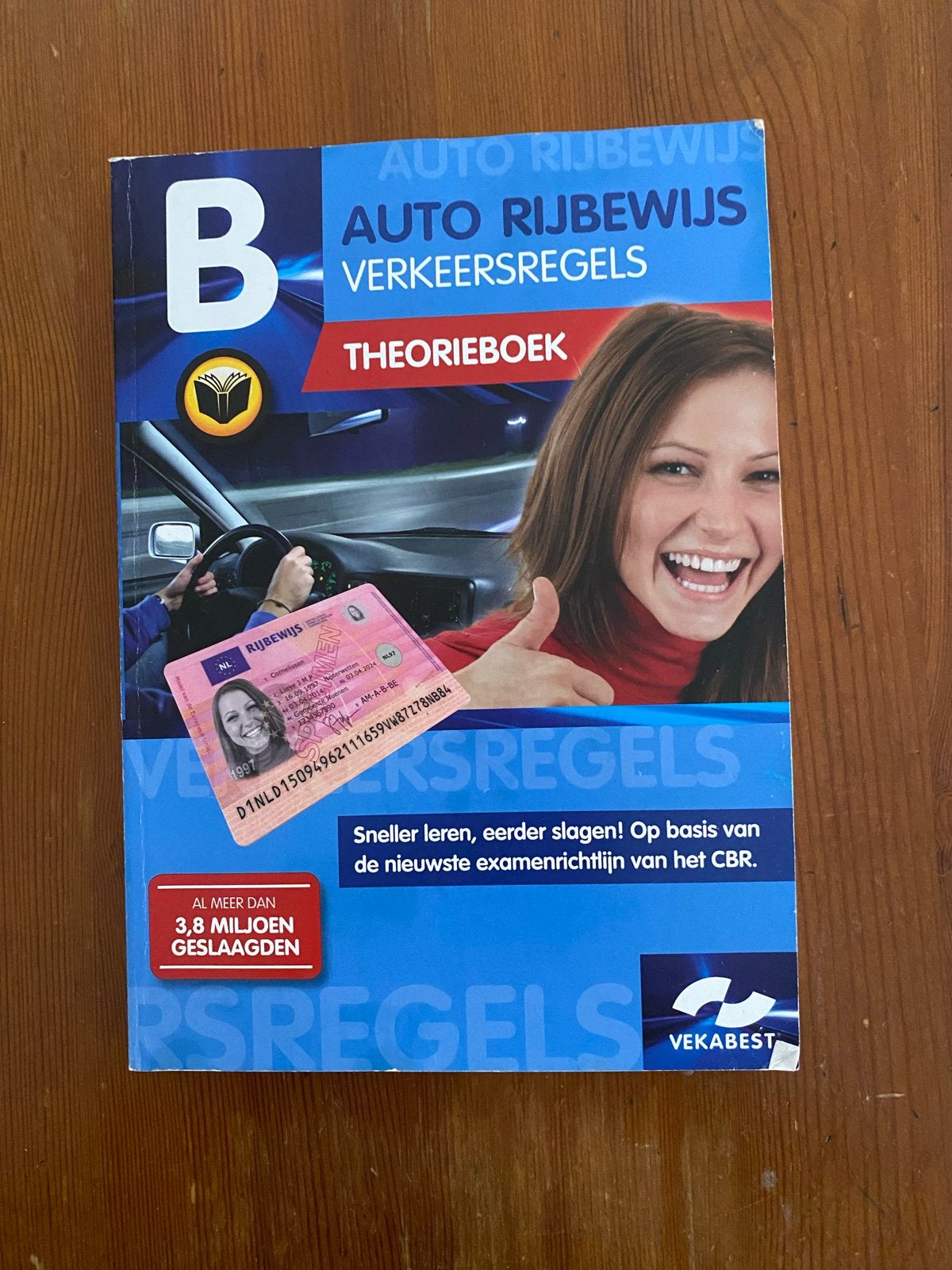 Vekabest Auto Rijbewijs Theorieboek B Verkeersregels, Boeken, Studieboeken en Cursussen, Ophalen of Verzenden, Gelezen, Overige niveaus