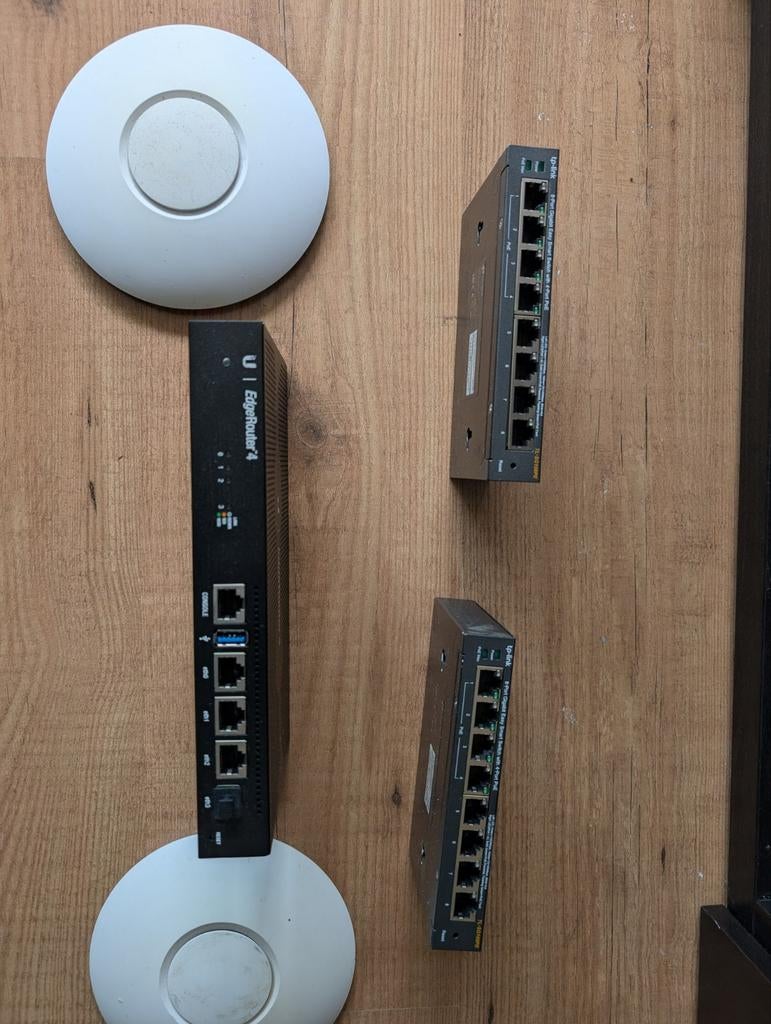 Edge router 4 , 2x TP link poe switch, 2x Ubiquiti pro AP, Ophalen of Verzenden