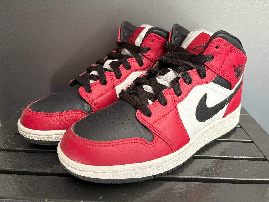 Nike Air Jordan 1 Mid Chicago Black Toe (GS) mt38 / 5.5y, Nike Air Jordan, Jongen of Meisje, Schoenen, Ophalen of Verzenden