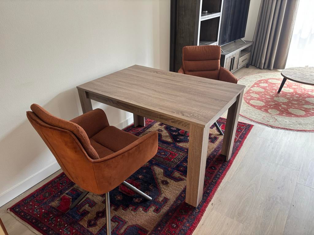 Eiken eettafel met 2 Cavaletta draaistoelen cognac, Ophalen, Zo goed als nieuw, 4 tot 6 stoelen