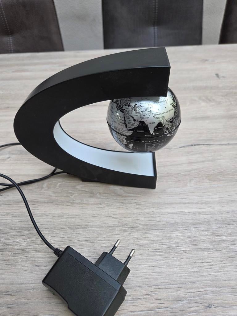 Zwevende Wereldbol met LED-verlichting - Uniek Decorstuk, Ophalen of Verzenden, Verlicht, Zo goed als nieuw