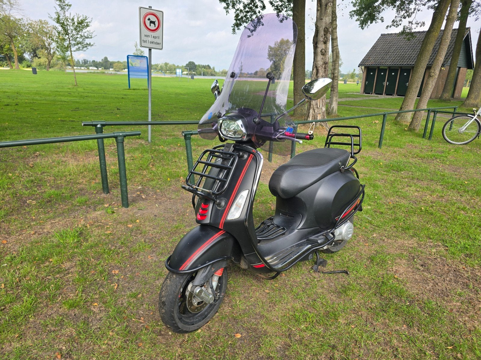 Vespa Sprint 50s cilinderinhoud 49cm Bouwjaar 2021 Mat zwart, Fietsen en Brommers, Gebruikt, Maximaal 45 km/u, Vespa S, Benzine