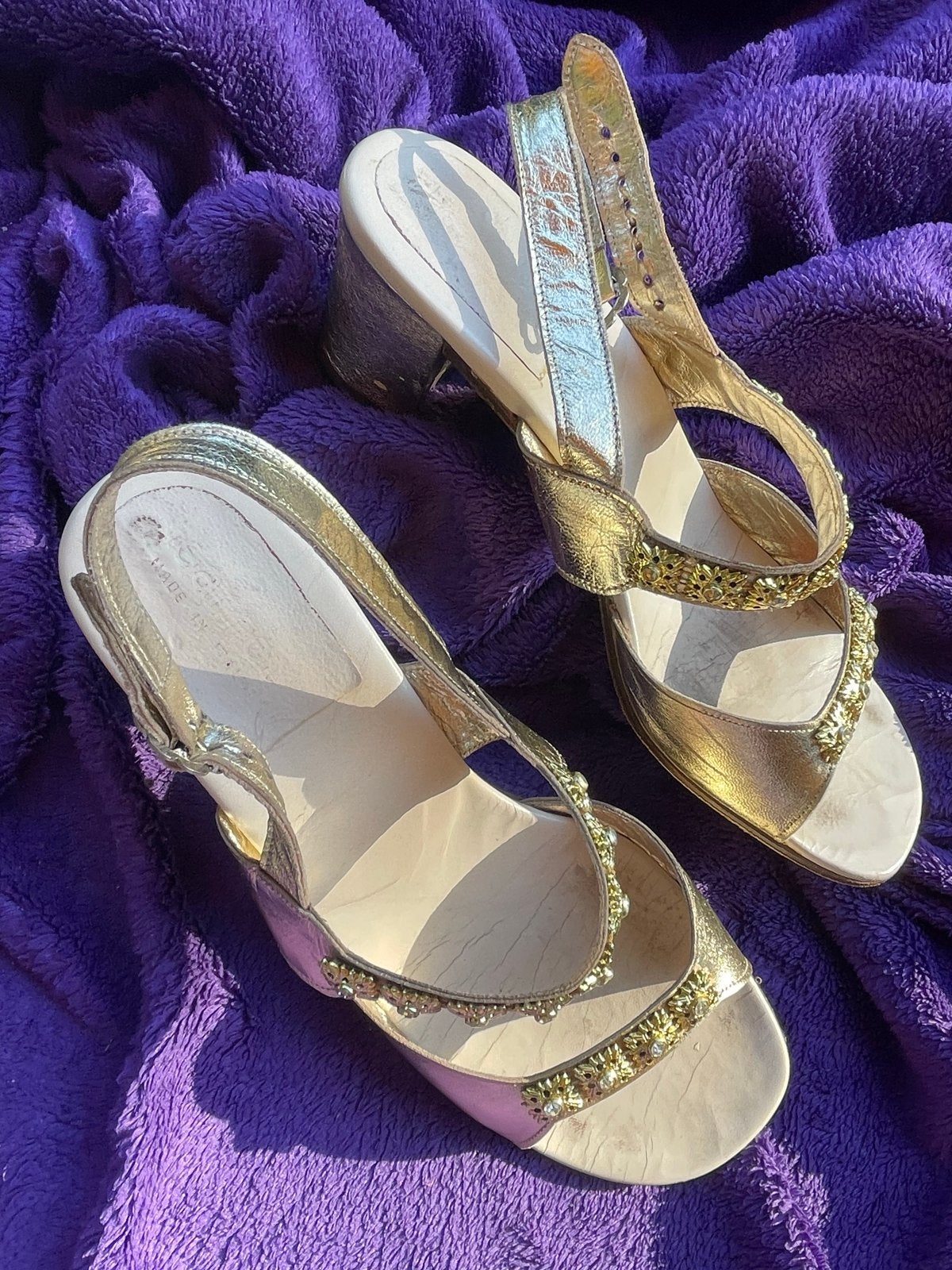 Vintage gouden sandalen met hak - Maat 39, Kleding | Dames, Schoenen, Ophalen of Verzenden, Gedragen, Overige kleuren, Sandalen of Muiltjes