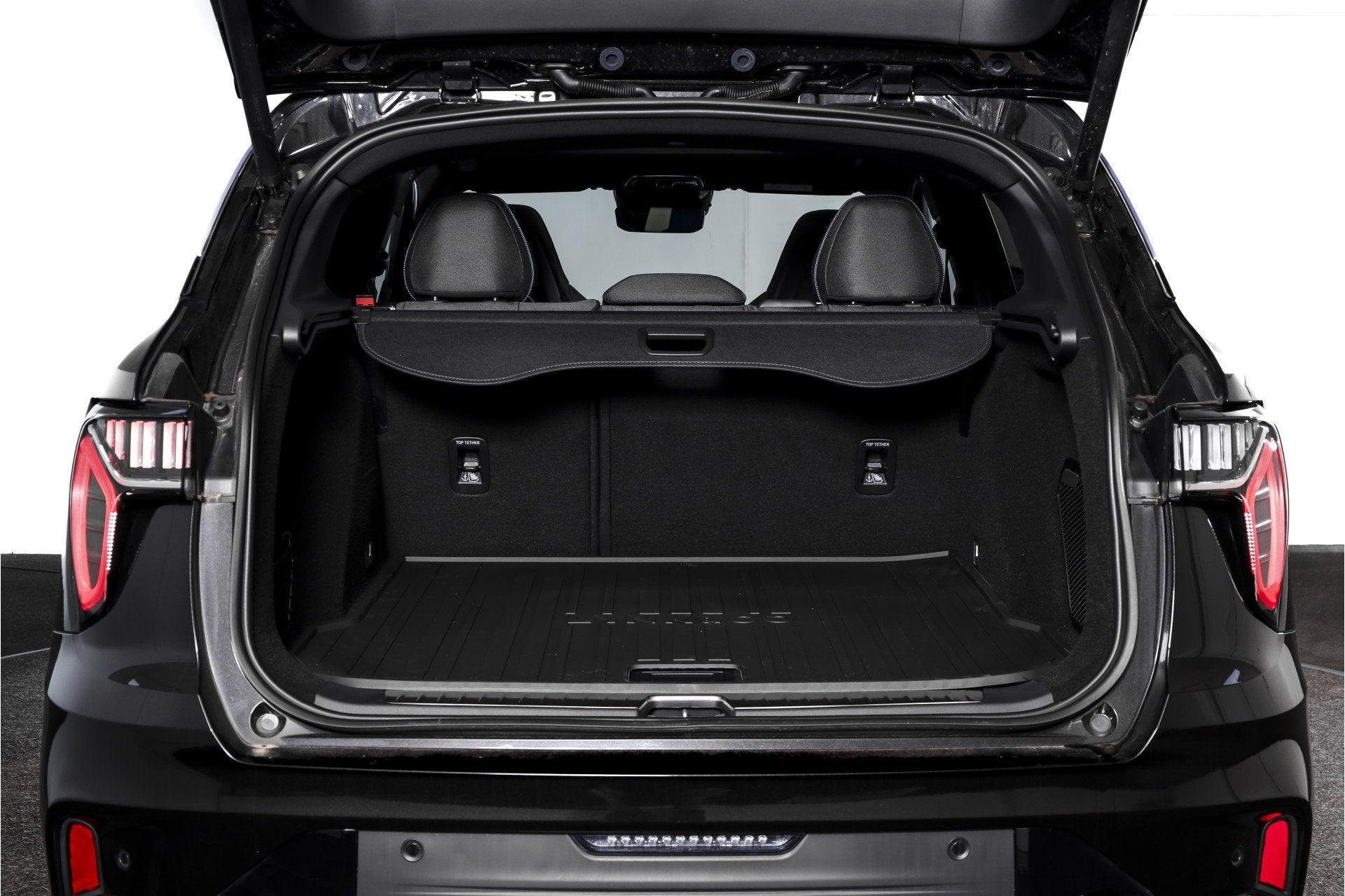 Foto 9 van Lynk & Co 01 1.5 PHEV 261PK MY23 | Blackpakket | Donkere hem