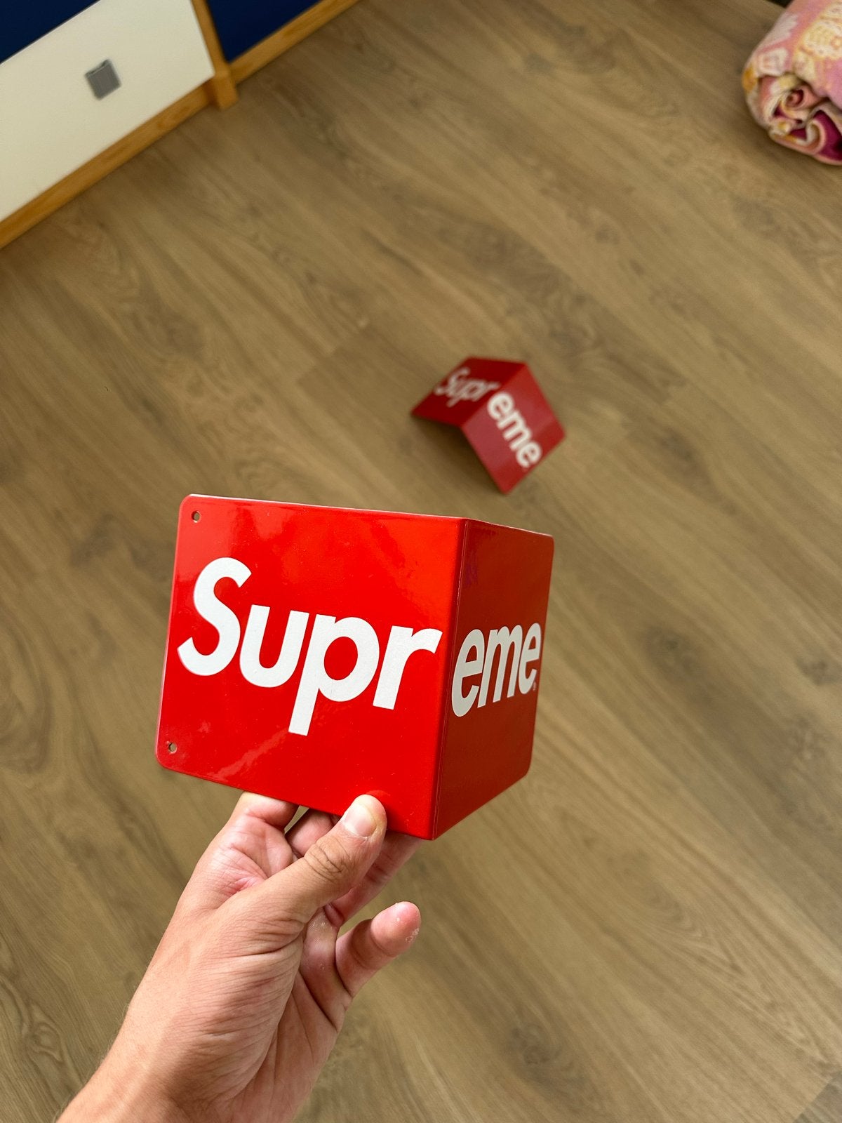 Supreme bookends, Nieuw, Ophalen of Verzenden, Rood, Metaal