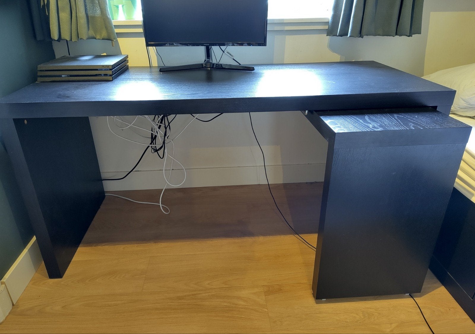 Ikea Malm bureau met uitschuifbaar blad, Huis en Inrichting, Bureaus, Ophalen of Verzenden, Gebruikt