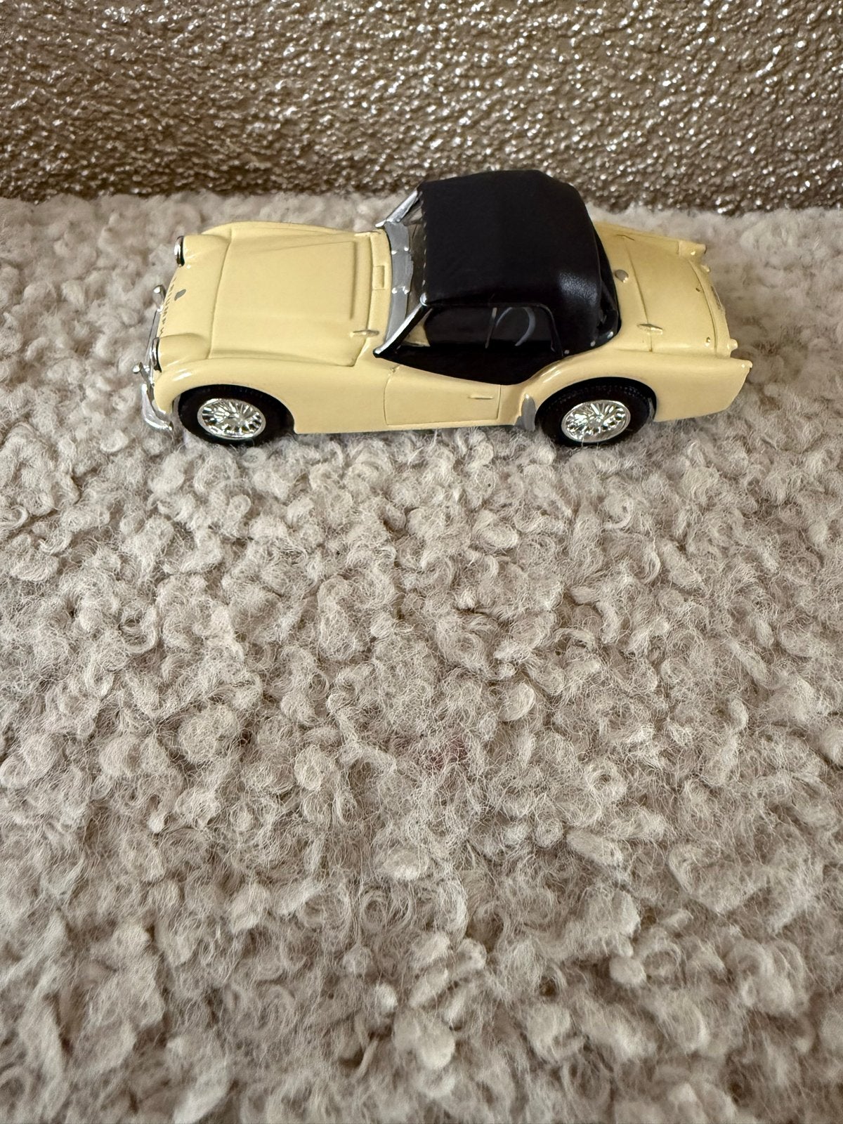 Triumph TR3A schaalmodel - Crème met zwart dak, Ophalen of Verzenden, Zo goed als nieuw, Auto, Overige merken