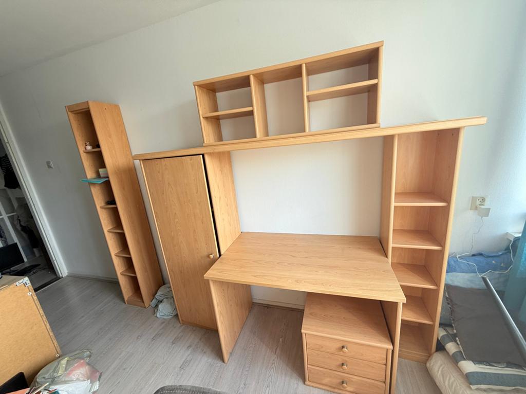 Gratis: bureau met ombouw, Ophalen, Gebruikt