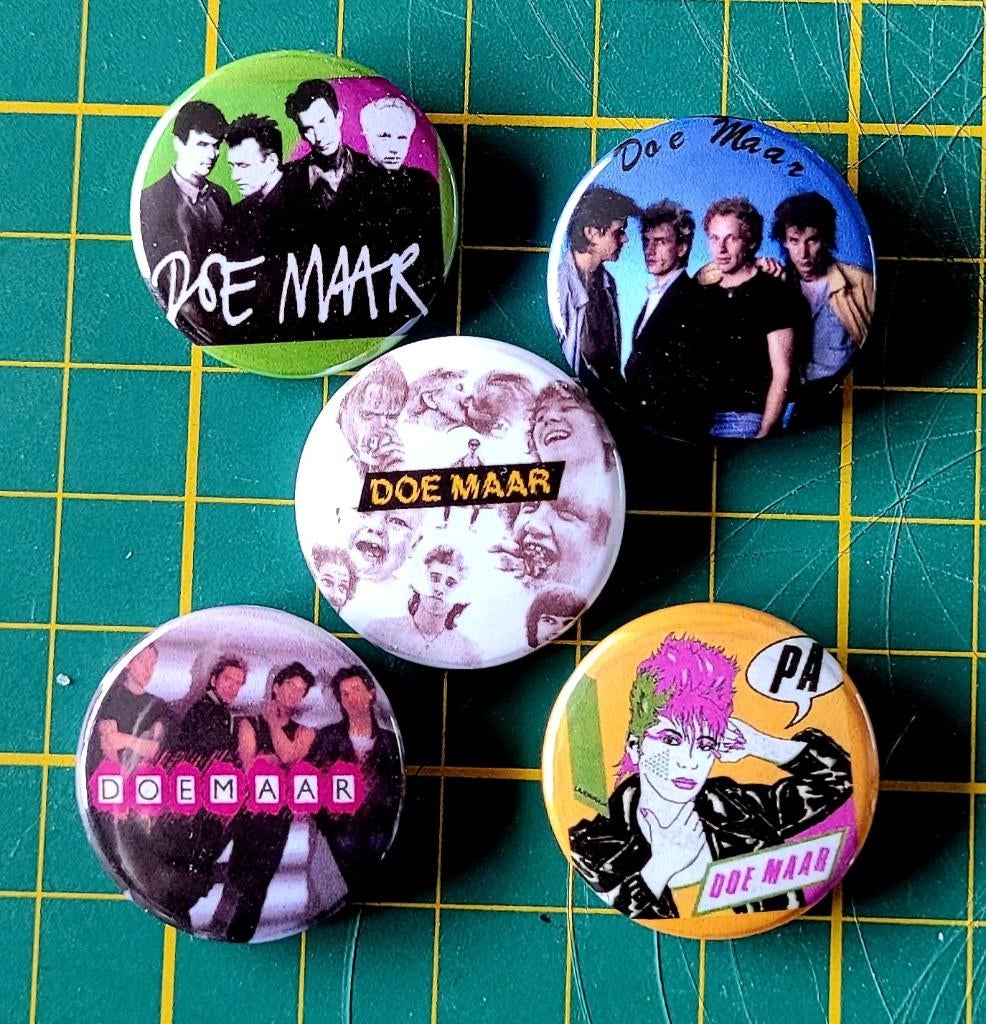 Doe Maar buttons (2), Verzamelen, Muziek, Artiesten en Beroemdheden, Verzenden, Nieuw, Gebruiksvoorwerp