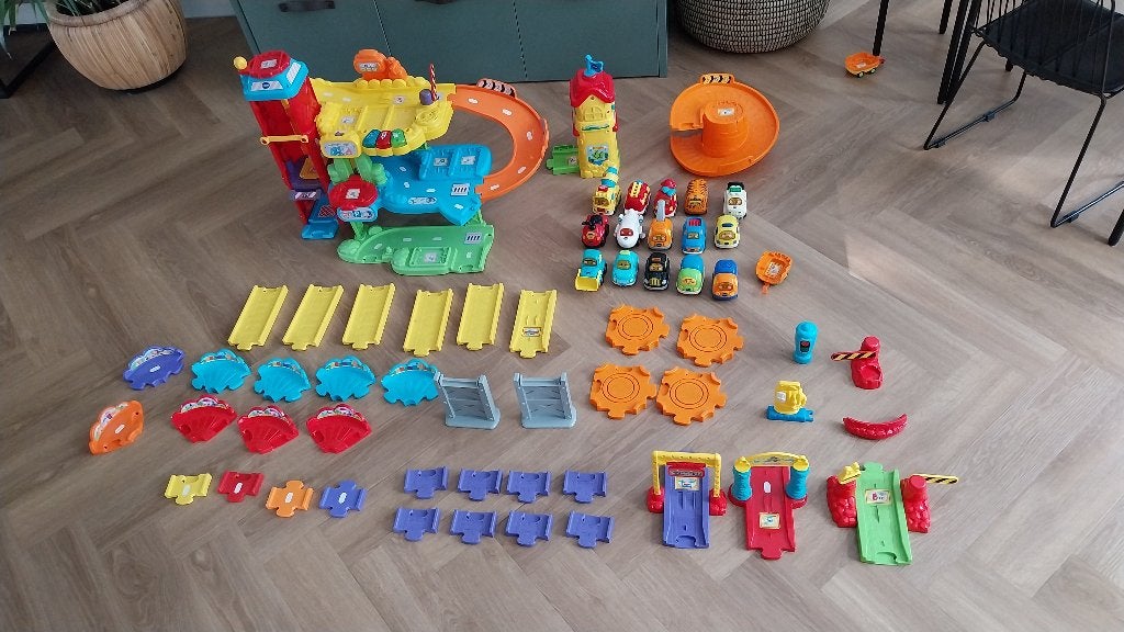 Vtech toet toet garage + treinstation, Ophalen, Gebruikt, 2 tot 4 jaar
