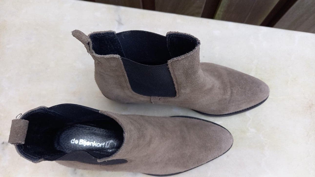 DE BIJENKORF LEREN/SUEDE LAARSJES MT.39., Kleding | Dames, Ophalen of Verzenden, Beige