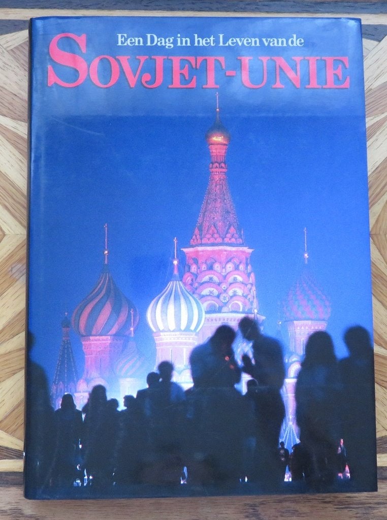 Een Dag in het Leven van de SOVJET-UNIE, Boeken, Ophalen of Verzenden, Zo goed als nieuw, Fotografen