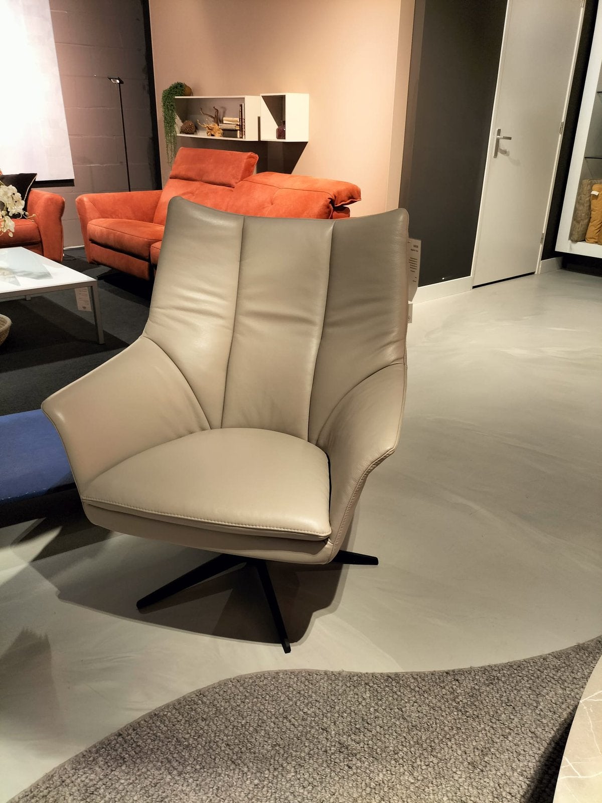Twee prachtige leren fauteuils + 1 voetenbankje, Huis en Inrichting, Fauteuils, Ophalen, Zo goed als nieuw, 75 tot 100 cm, 50 tot 75 cm