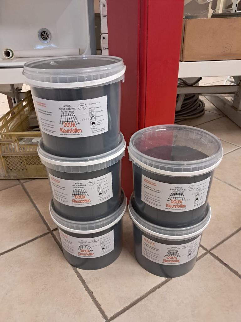 4 Emmers cementzwart à 4kg, Ophalen, Zo goed als nieuw, Wit
