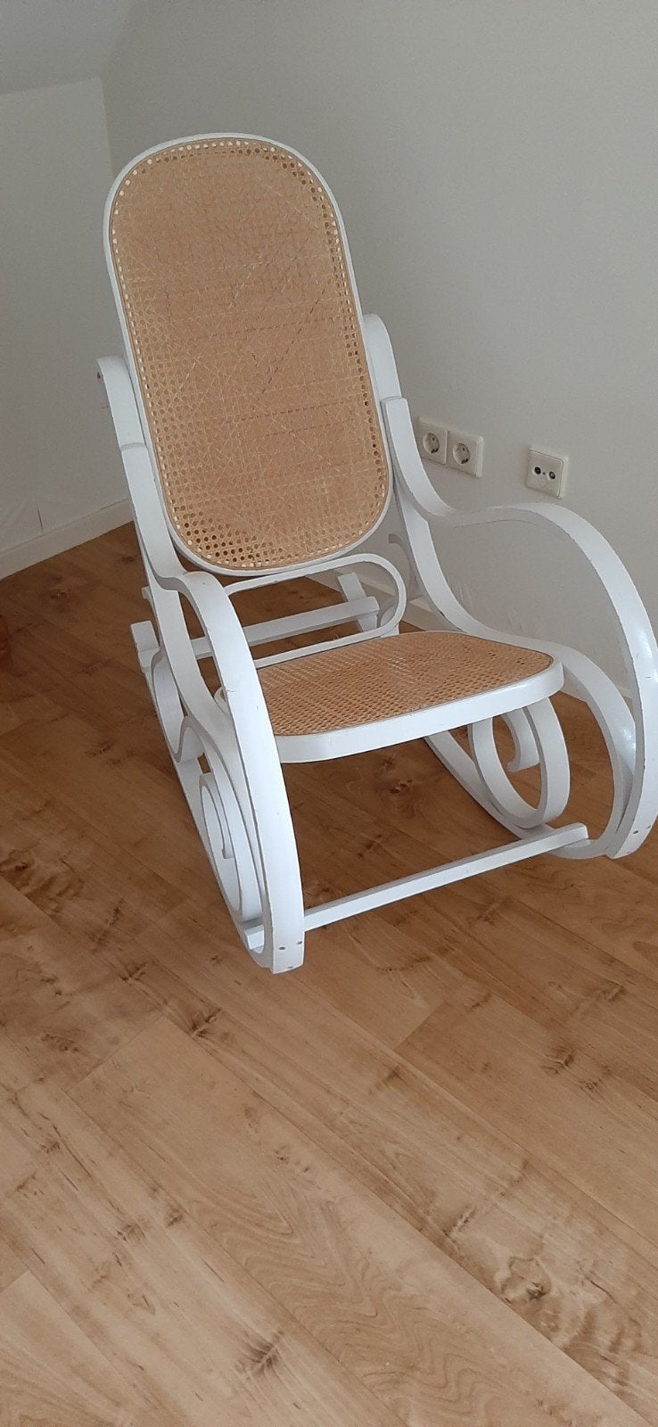 Witte schommelstoel met rieten zitting en rugleuning, Huis en Inrichting, Ophalen, Gebruikt, Wit, Hout