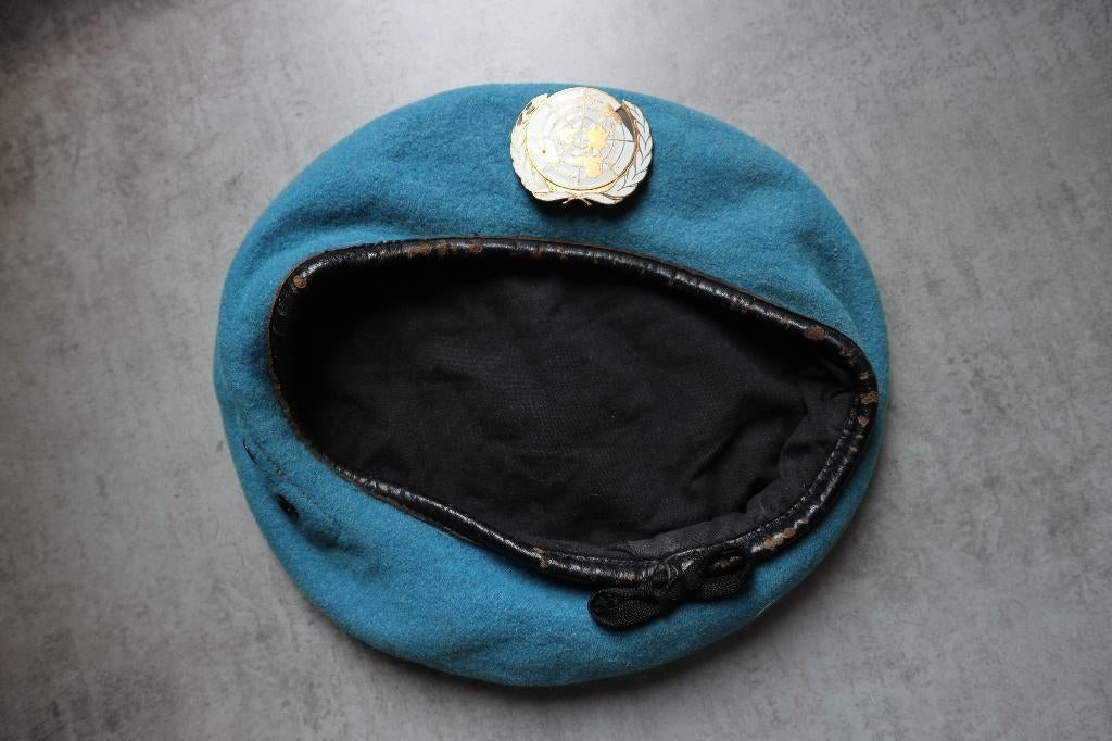 UN baret, Verzamelen, Militaria | Algemeen, Ophalen of Verzenden, Landmacht, Nederland, Helm of Baret