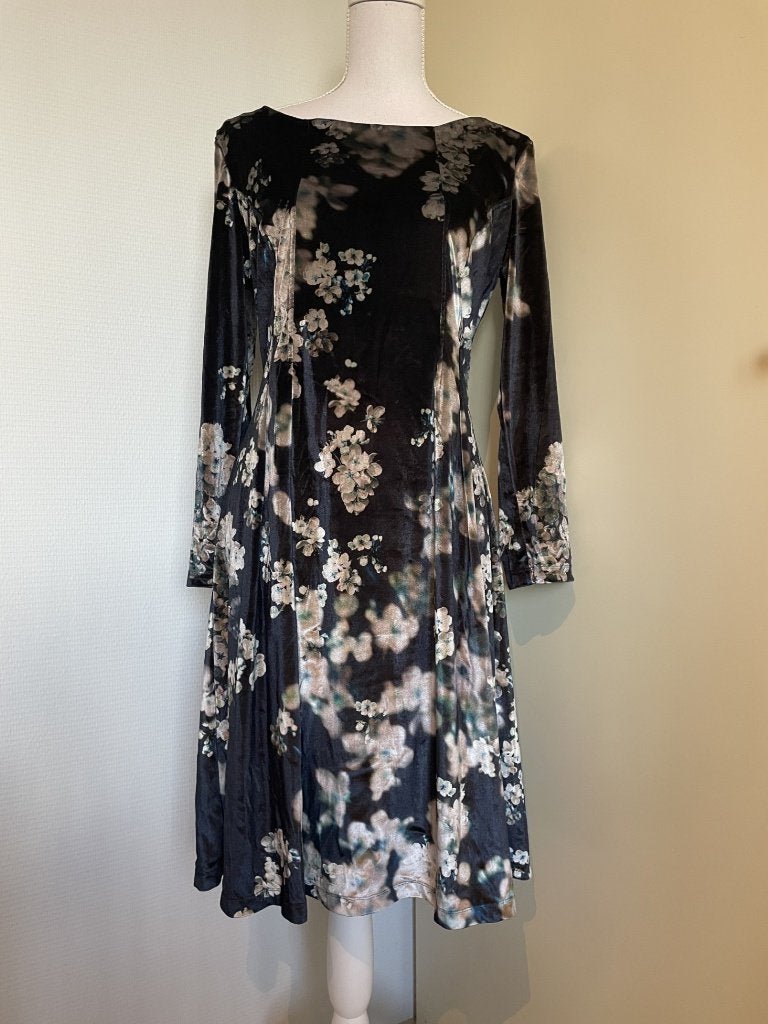 Zwart bloem jurk Wax, Kleding | Dames, Maat 38/40 (M), Zwart, Nieuw, Ophalen of Verzenden