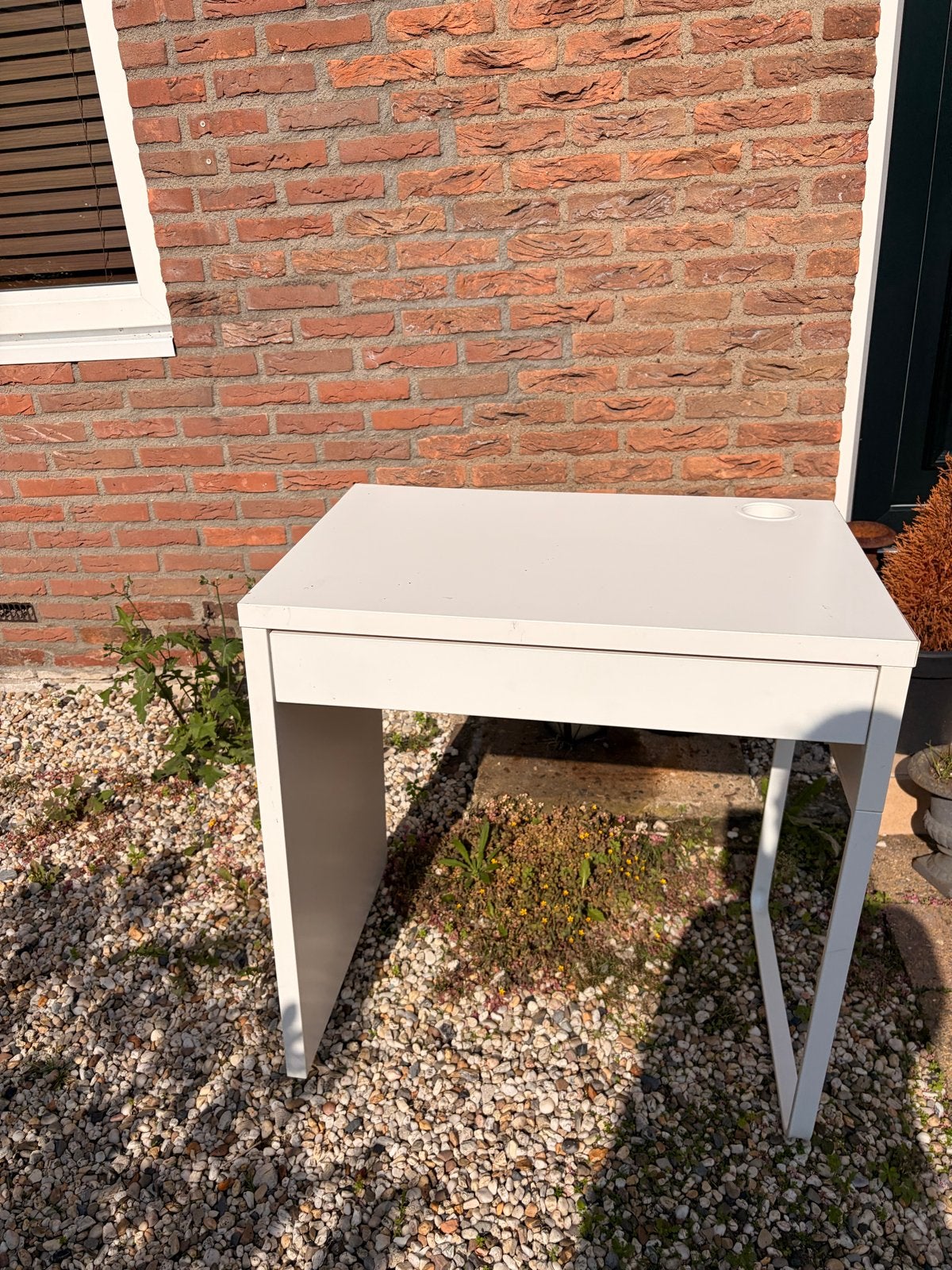 Wit bureau met lade en kabeldoorvoer, Ophalen