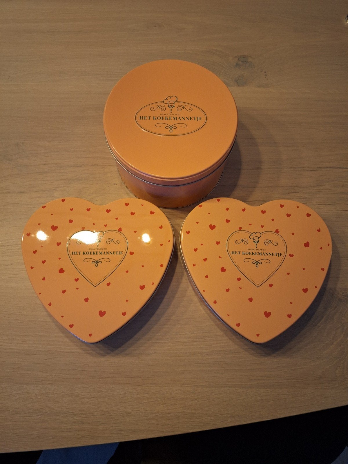 2 Koekblikken 'Het Koekemannetje' - Rond en Hartvormig, Gebruikt, Overige stijlen, Ophalen of Verzenden, Oranje
