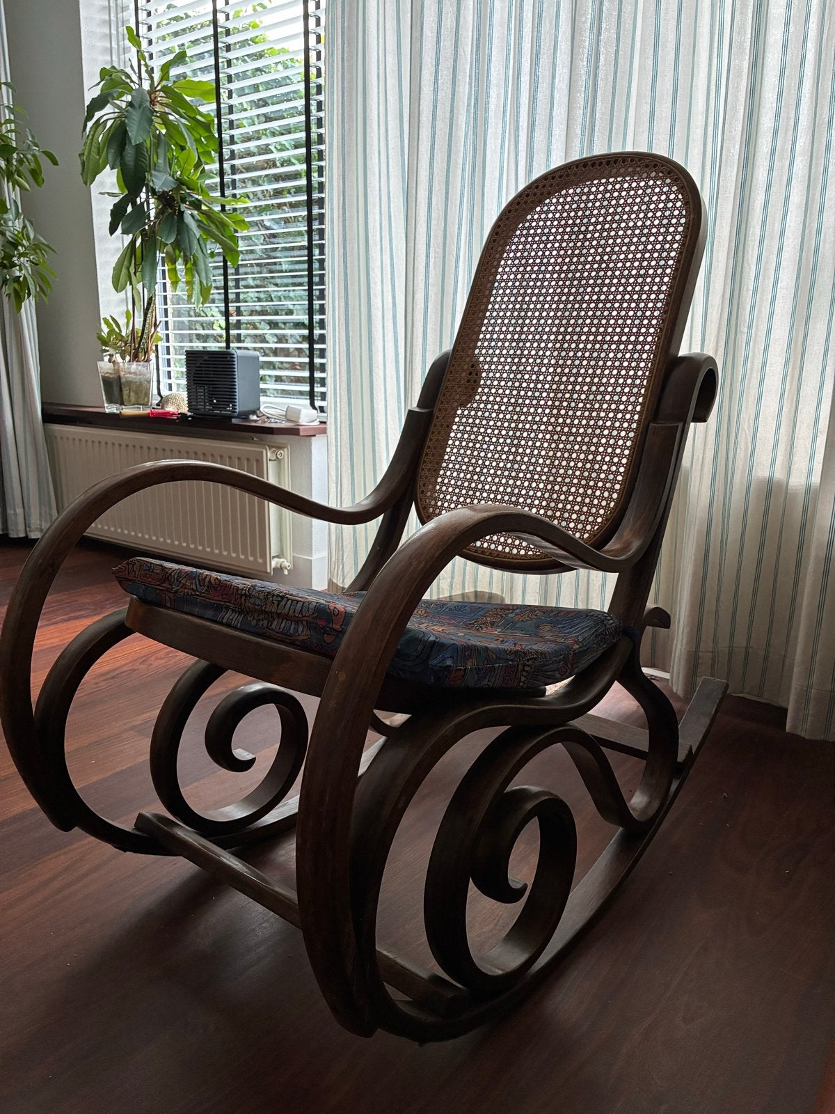 Antieke Schommelstoel met Gebogen Hout en Riet, Huis en Inrichting, Ophalen