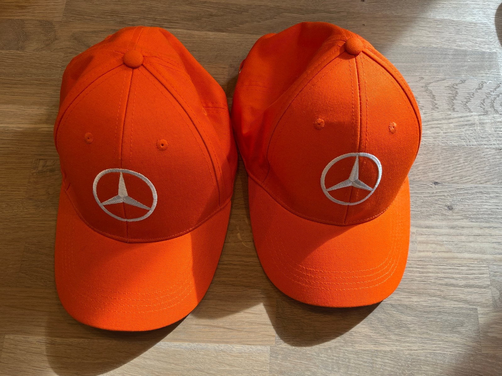 2 Nieuwe Mercedes-Benz Petten, Oranje, One Size Fits All, Kleding | Heren, Hoeden en Petten, Ophalen of Verzenden, Nieuw, One size fits all