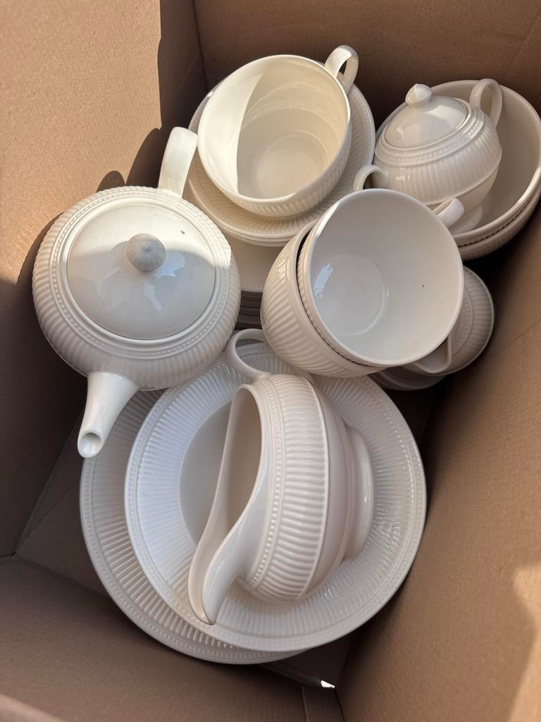 Wit Wedgwood servies, Ophalen