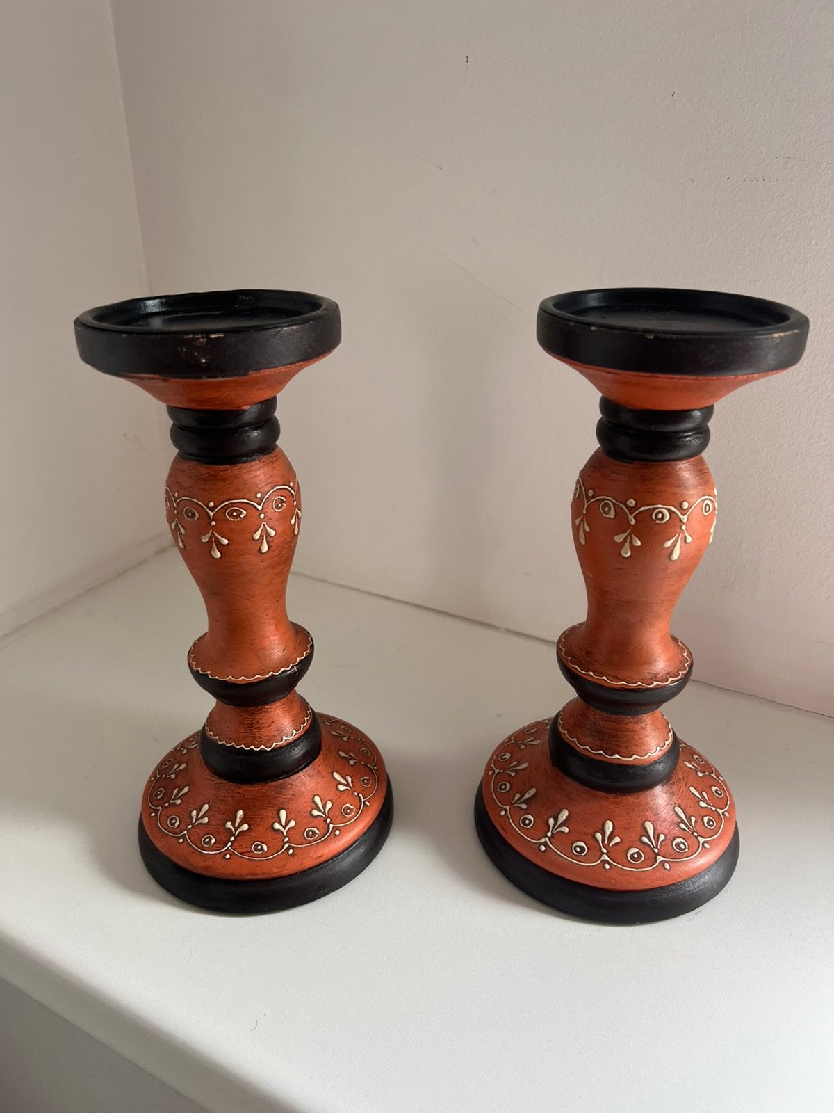 2 houten kandelaars 24 cm hoog, Meerkleurig, Ophalen of Verzenden, Zo goed als nieuw, 24 cm