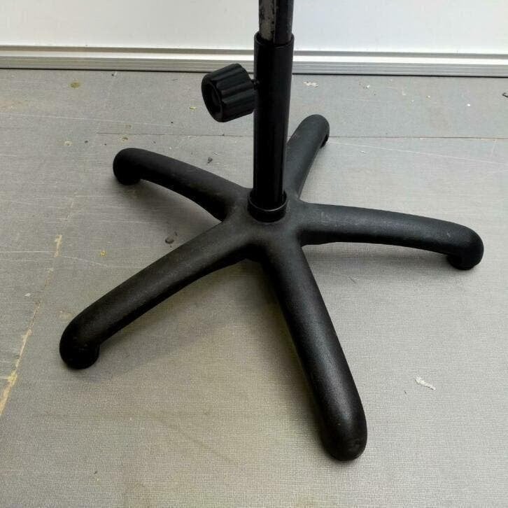 Partij 13 houten krukken in hoogte verstelbaar 43-61 cm, Ophalen, Kunststof, In hoogte verstelbaar, 60 tot 90 cm