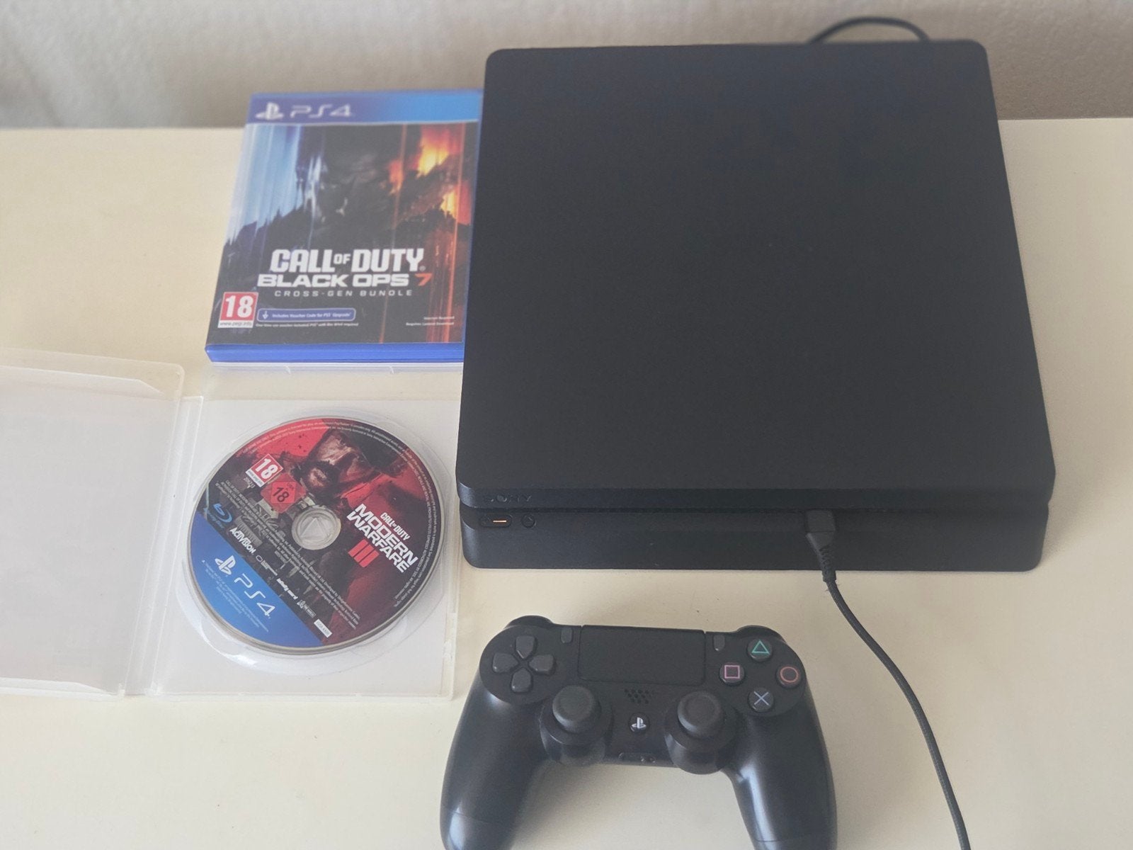 PS4 Slim 1 TB  met controller en games, Ophalen, Met games, Zo goed als nieuw, 1 TB