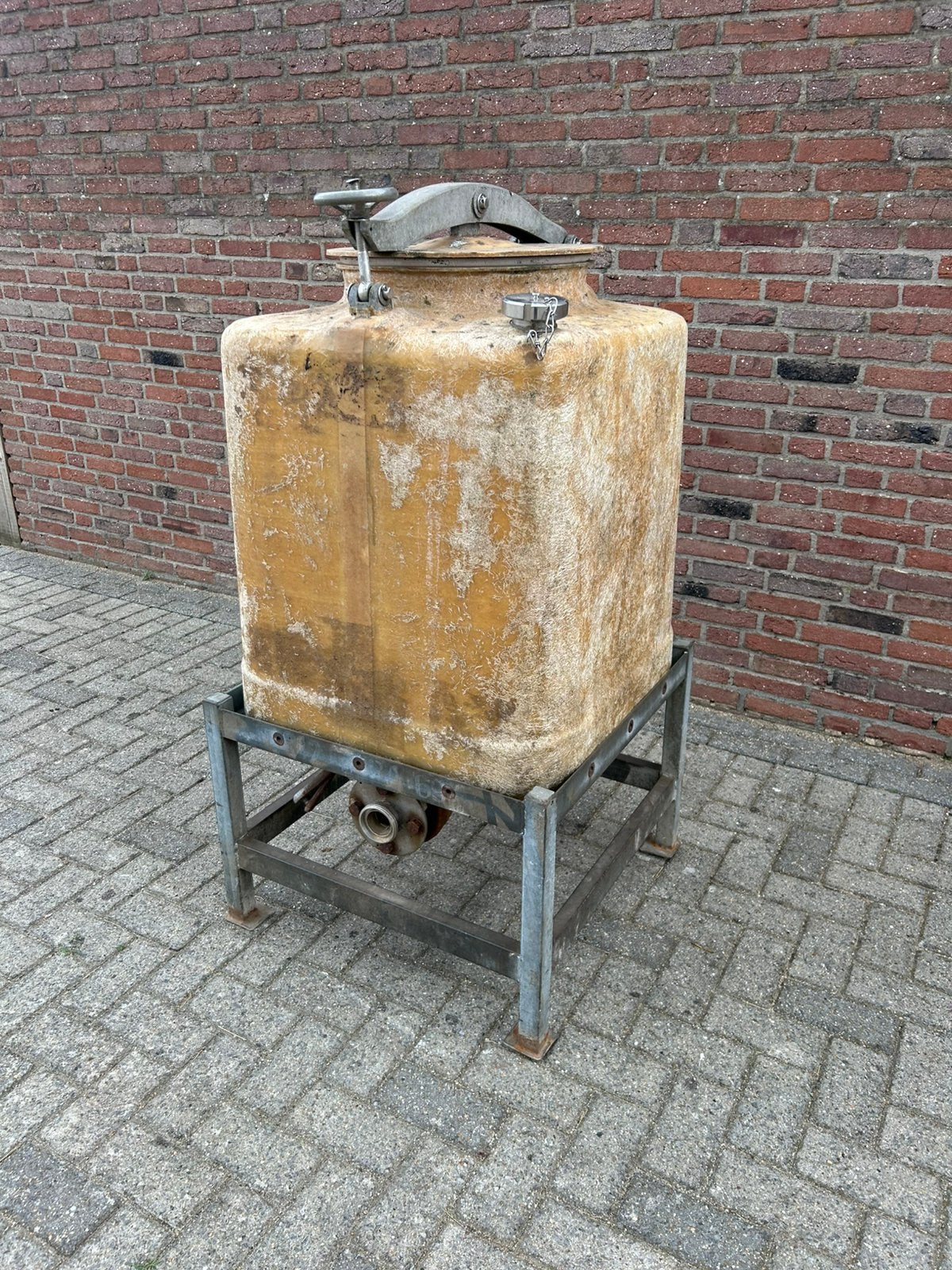 Drukvat op stalen frame, ideaal als watertank of drinkbak, Tuin en Terras, Regentonnen, 150 liter of meer, Ophalen, Gebruikt, Kunststof