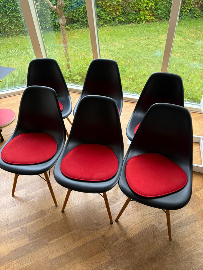 6x Vitra Eames DSW Stoelen - Zwart met Rode Kussens, Ophalen, Zwart, Zo goed als nieuw, Vijf, Zes of meer stoelen
