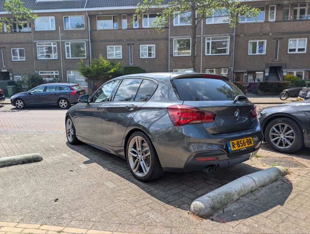 BMW 120i 184pk 2018 | M sport | Harman Kardon | Handbak, Achterwielaandrijving, Zwart, 4 cilinders, Lichtsensor