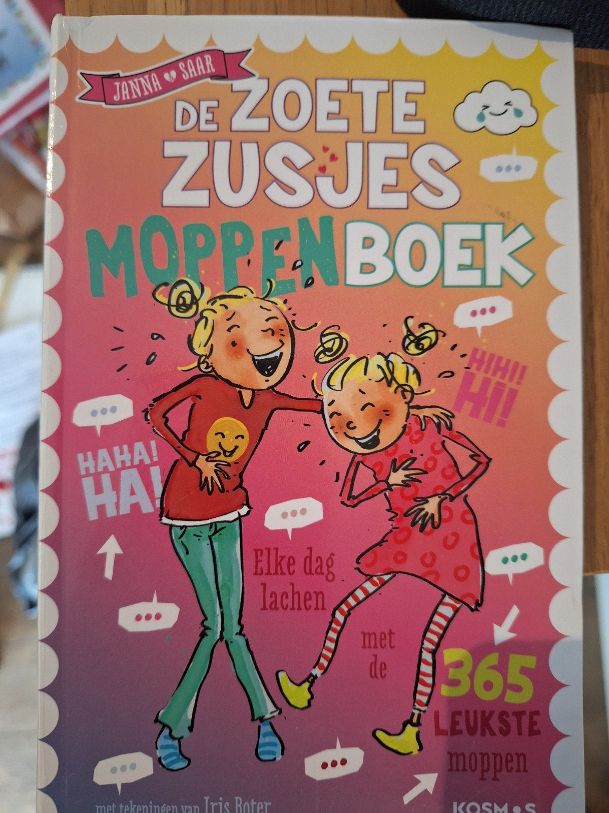 De Zoete Zusjes Moppenboek - 365 moppen voor kinderen, Boeken, Ophalen of Verzenden, Zo goed als nieuw, Janna en Saar, Fictie algemeen