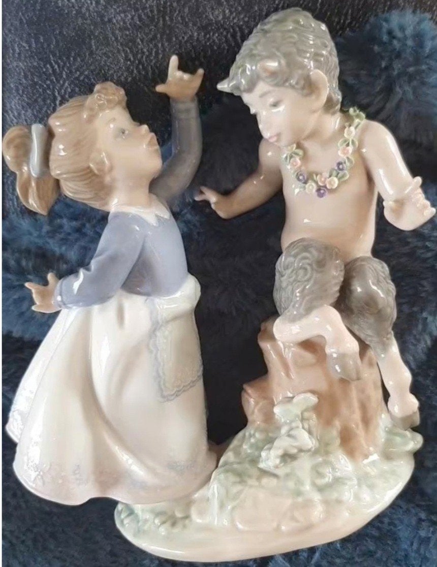 Lieve Porselein Lladro beeld- " Vreemde vriendschap "., Antiek en Kunst, Ophalen of Verzenden